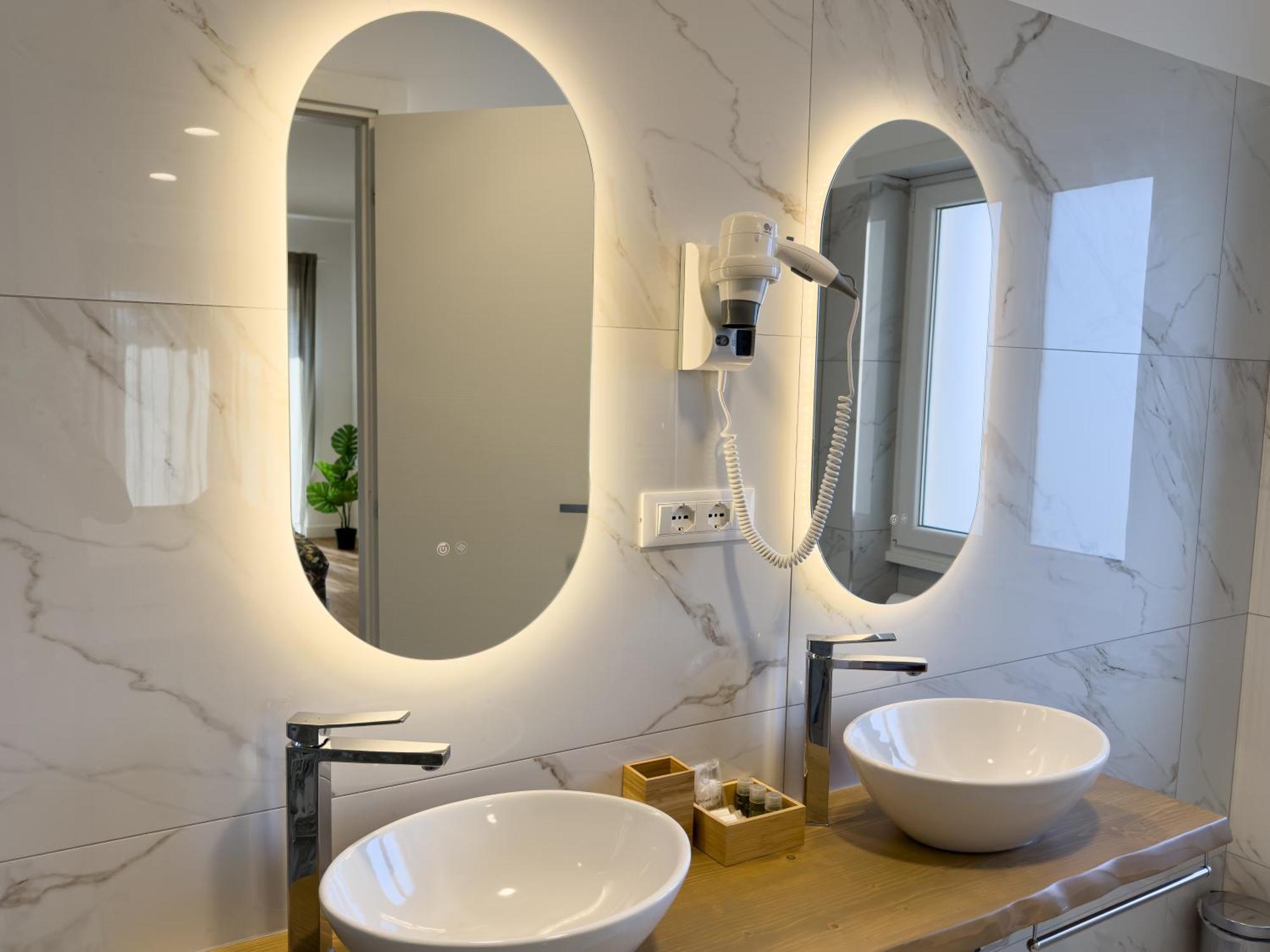 Isola 163 Guest House 피우미치노 외부 사진